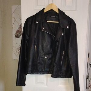 Sleek Black Leather Jacket with Lapel Collars and Fitted Silhouette